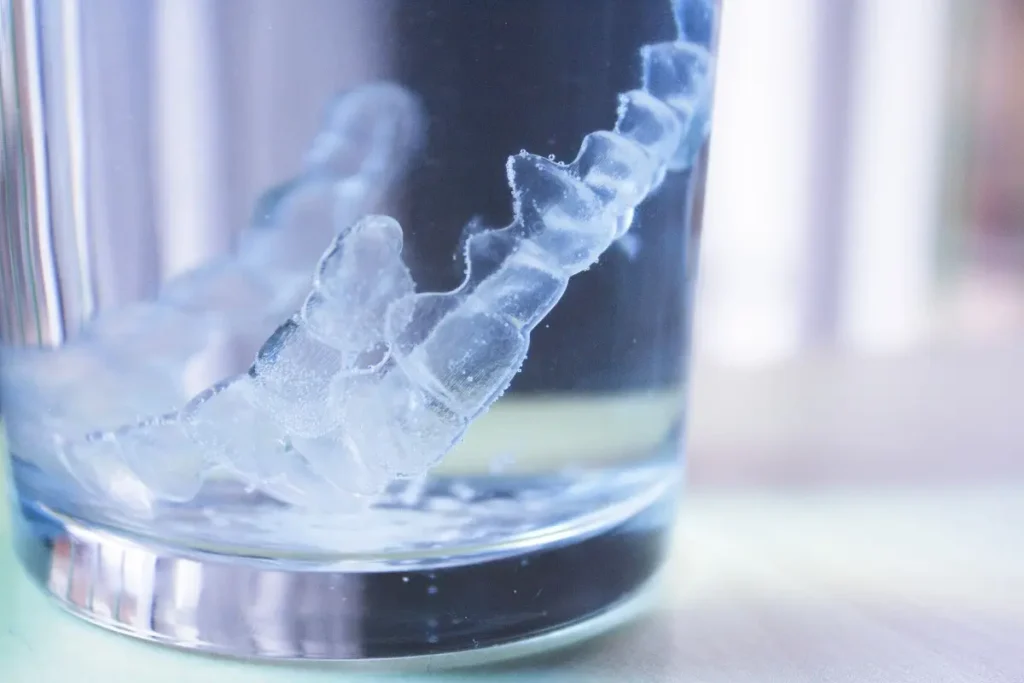 Cómo limpiar tus alineadores Invisalign