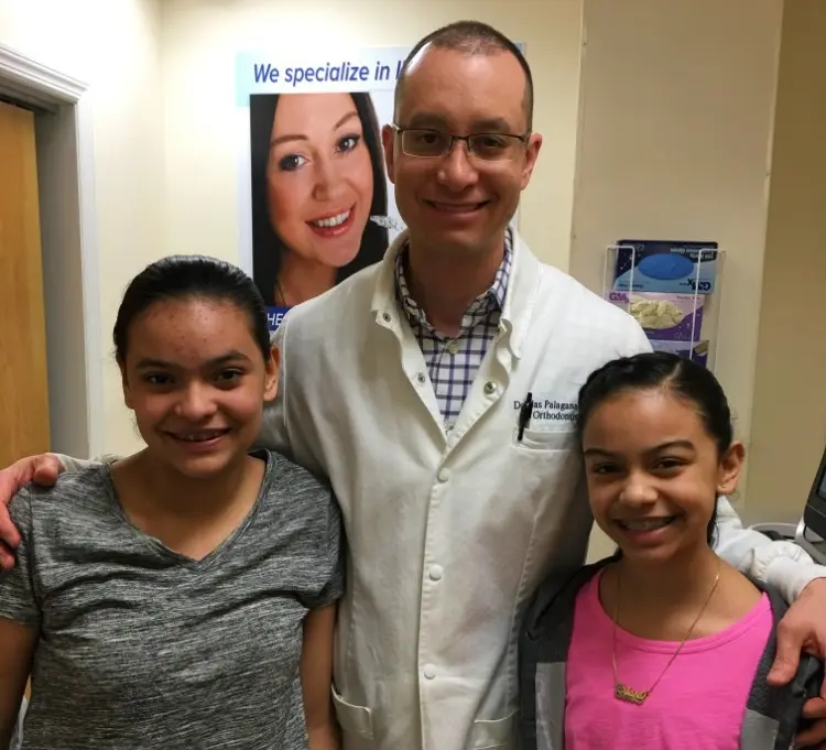 Dos Pacientes con Brackets Sonriendo con el Ortodoncista